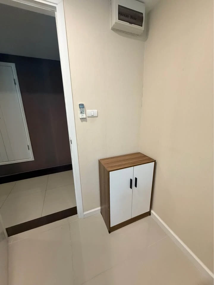 For rent: JW Condo Add Don Mueang, breezy all day, not hot, fully furnished, close to food sources, you won't go hungry for sure.