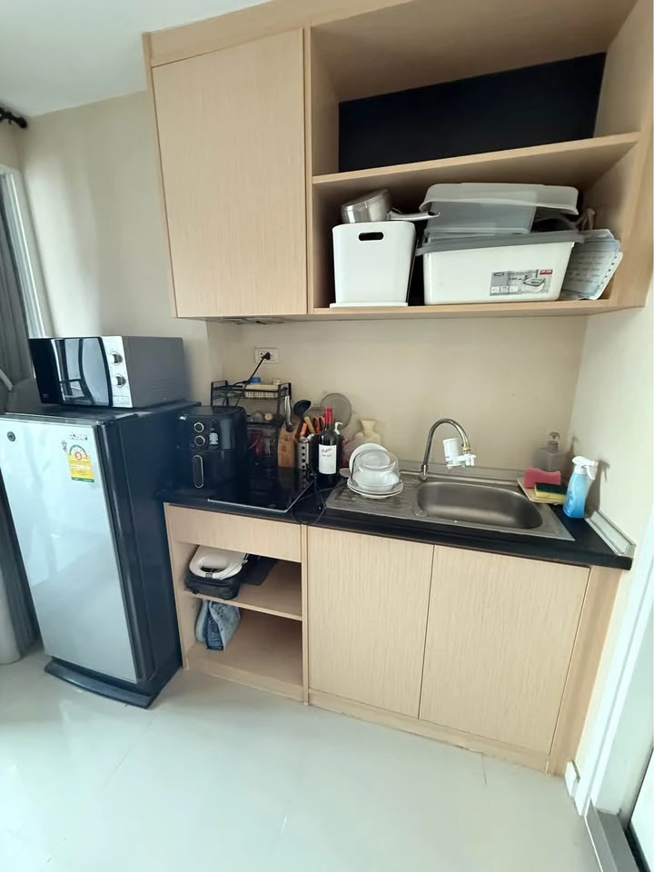 For rent: JW Condo Add Don Mueang, breezy all day, not hot, fully furnished, close to food sources, you won't go hungry for sure.