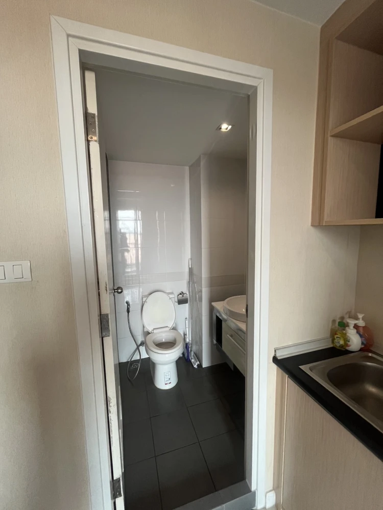 For rent: JW Condo Add Don Mueang, well-partitioned room, great price, hurry and reserve now!
