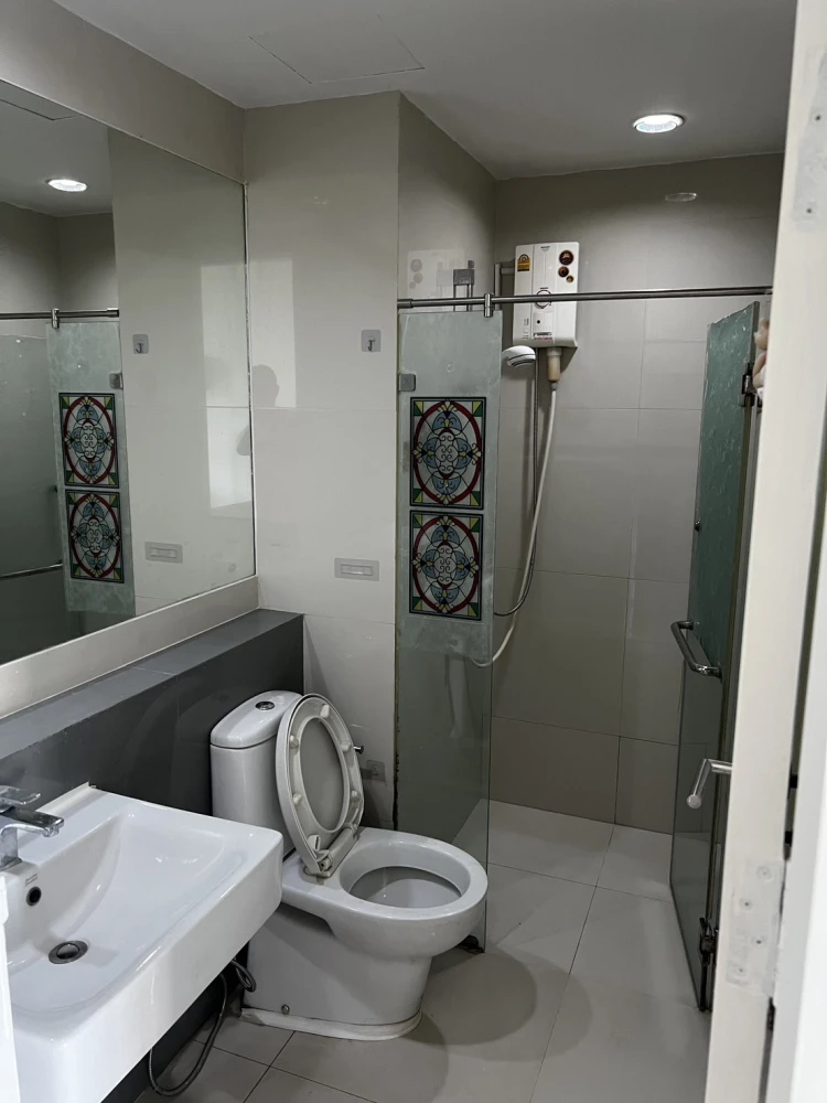 For rent: Condominium at Cell Ratthanathibet. Ready to move in, fully furnished. Affordable price. Book now before it's too late!