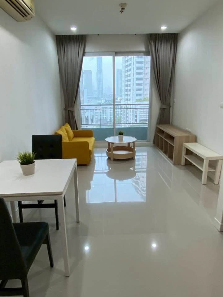 Circle Condominium for rent, spacious area, cool breeze, beautiful view, wide angle, no buildings blocking the view, you can't miss this opportunity t