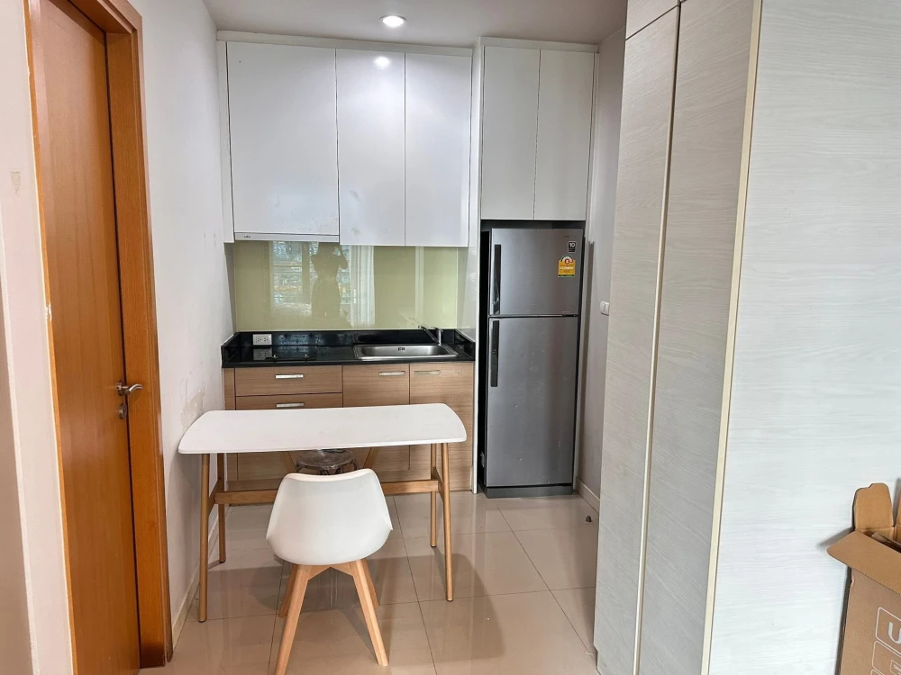Circle Condominium for rent. Beautiful unit with complete furniture and appliances. Just bring your belongings and move in!