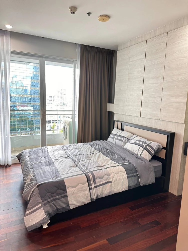 Circle Condominium for rent. Beautiful unit with complete furniture and appliances. Just bring your belongings and move in!