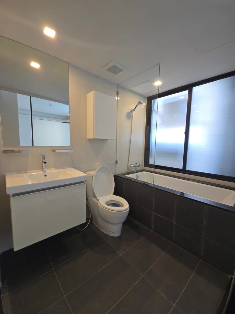 For rent: Circle S Sukhumvit 12, 3rd floor, corner unit, fully furnished, very livable. Book now! (Urgent!)