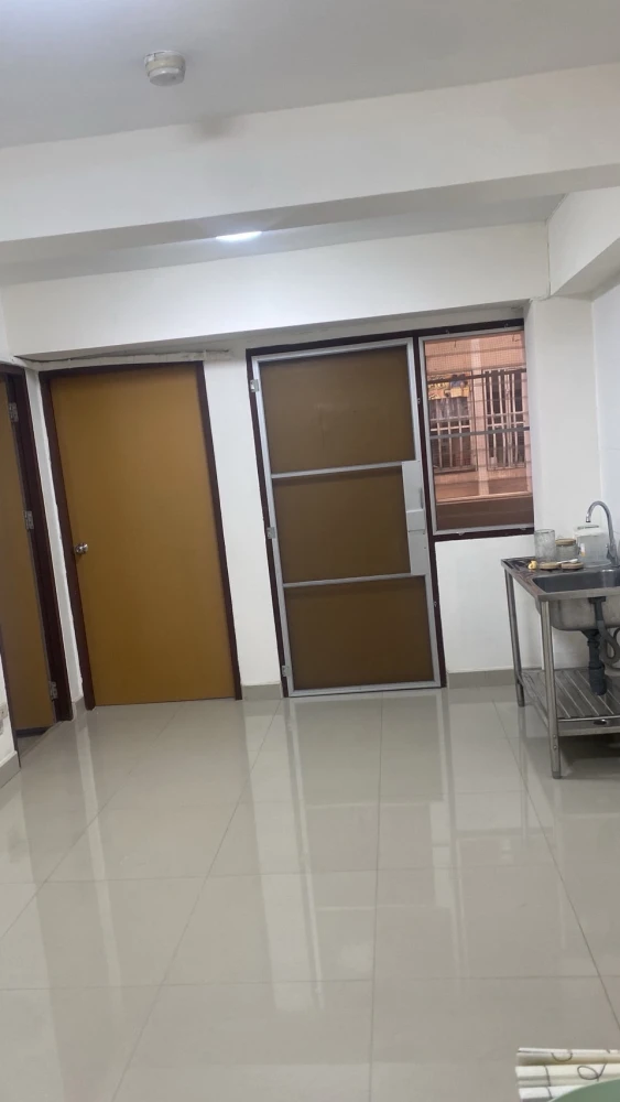 For rent: Century Park Condominium, empty room, spacious, airy, comfortable, people who like to decorate their rooms must not miss it.