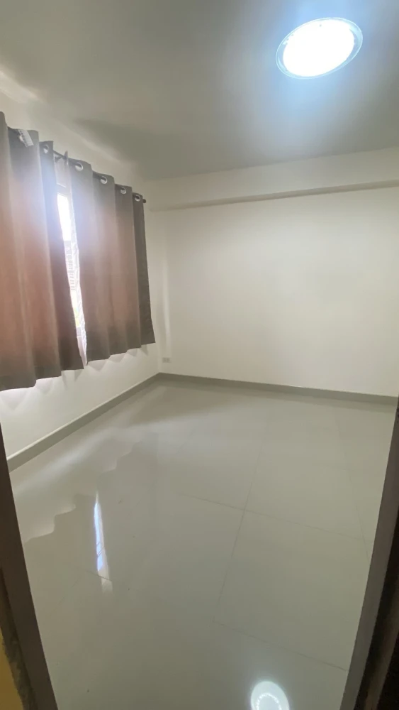 For rent: Century Park Condominium, empty room, spacious, airy, comfortable, people who like to decorate their rooms must not miss it.