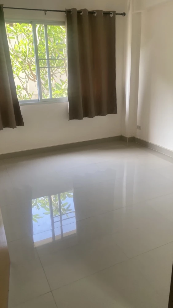For rent: Century Park Condominium, empty room, spacious, airy, comfortable, people who like to decorate their rooms must not miss it.