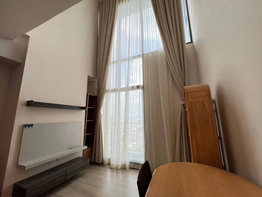 For rent: Centric Ratchada-Huai Khwang, spacious room, 3 bedrooms, 3 bathrooms, high floor, homey feel, can stay with family, book now