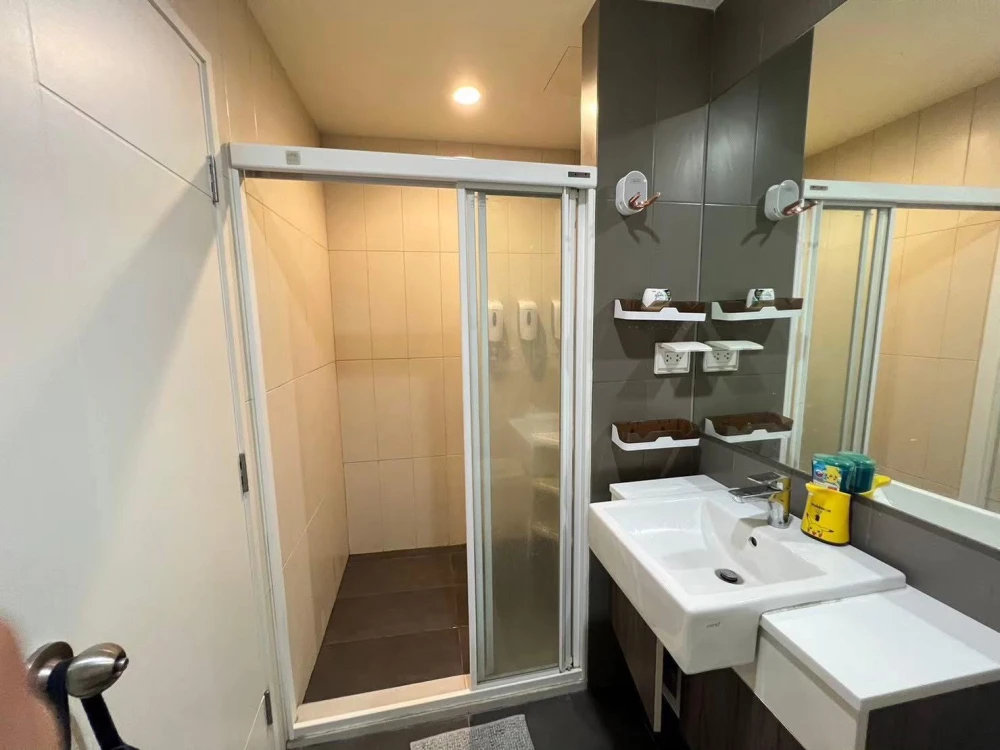 For rent: Centric Ratchada-Huai Khwang, spacious room, 3 bedrooms, 3 bathrooms, high floor, homey feel, can stay with family, book now