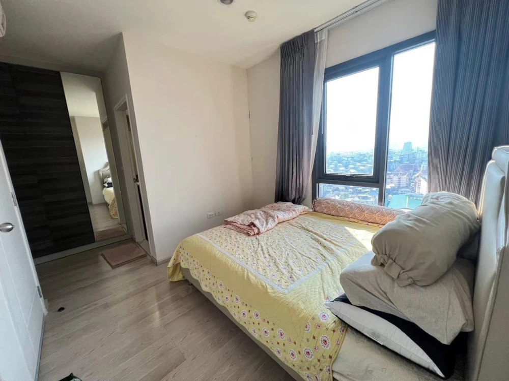 For rent: Centric Ratchada-Huai Khwang, spacious room, 3 bedrooms, 3 bathrooms, high floor, homey feel, can stay with family, book now