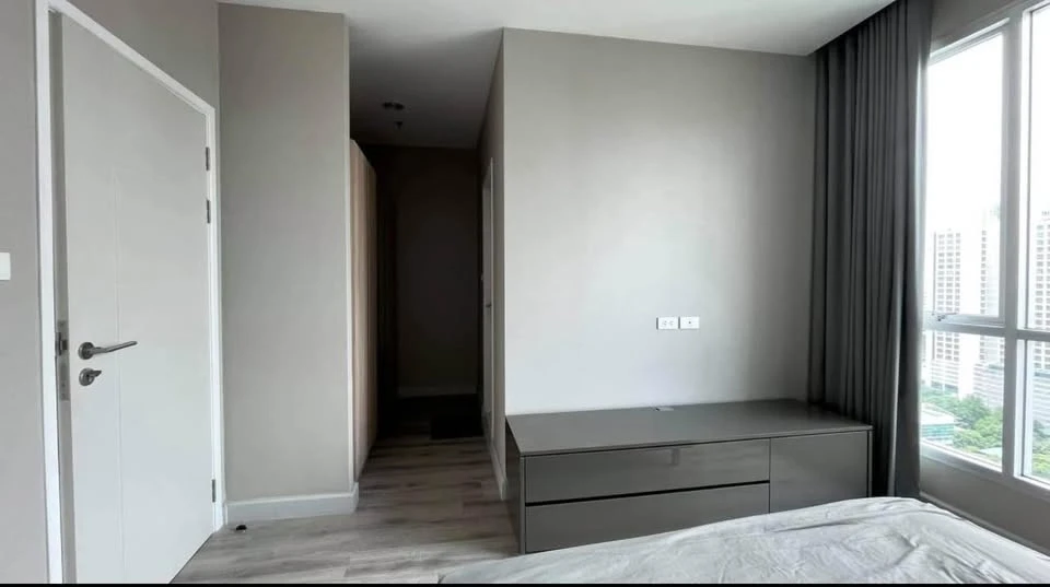 For rent: Centric Sathorn - Saint Louis, spacious and airy room with bright lights all day, beautiful view of Sathorn buildings at night, book first,