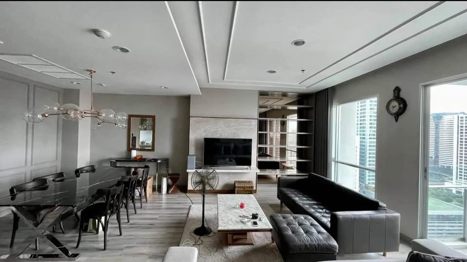 For rent: Centric Sathorn - Saint Louis, spacious and airy room with bright lights all day, beautiful view of Sathorn buildings at night, book first,