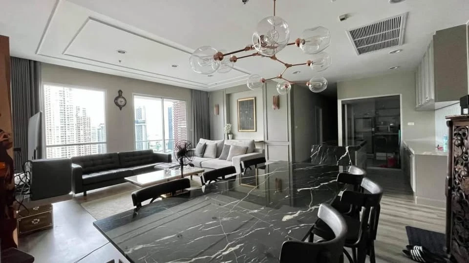 For rent: Centric Sathorn - Saint Louis, spacious and airy room with bright lights all day, beautiful view of Sathorn buildings at night, book first,
