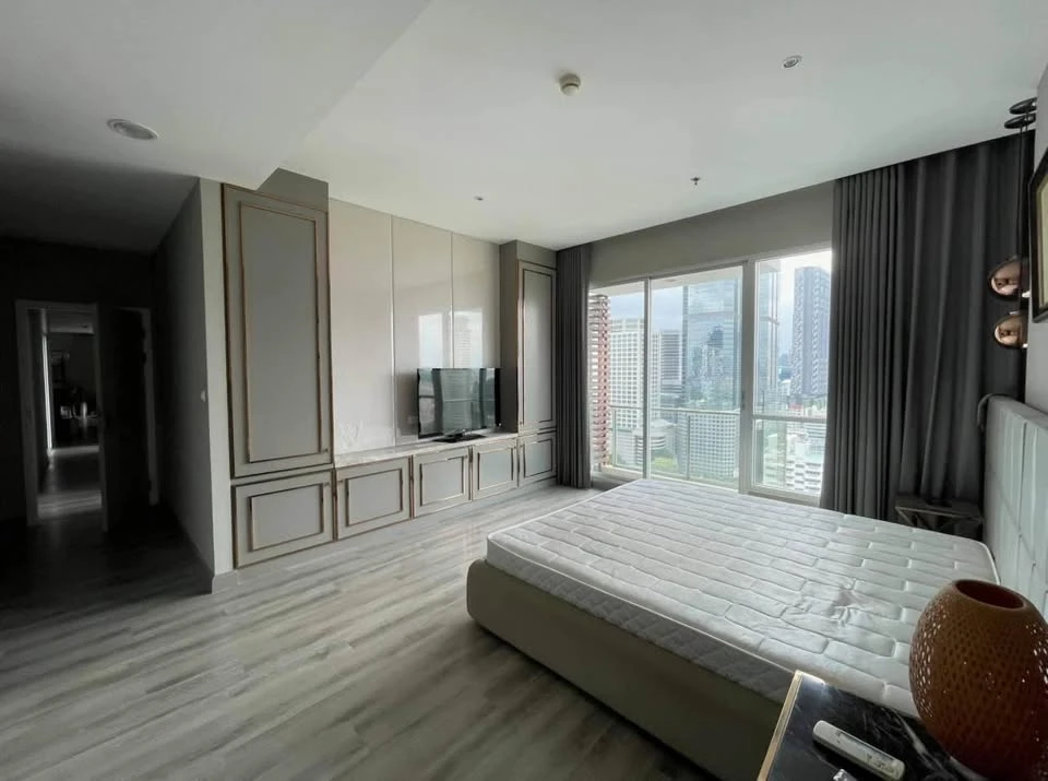 For rent: Centric Sathorn - Saint Louis, spacious and airy room with bright lights all day, beautiful view of Sathorn buildings at night, book first,