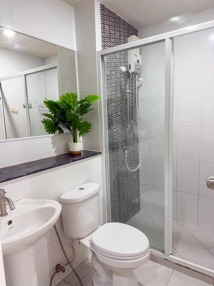 For Rent: The Crystal Bliss Rattanathibet, 18th floor. Beautifully decorated with marble-patterned wallpaper—luxurious and incredibly inviting.