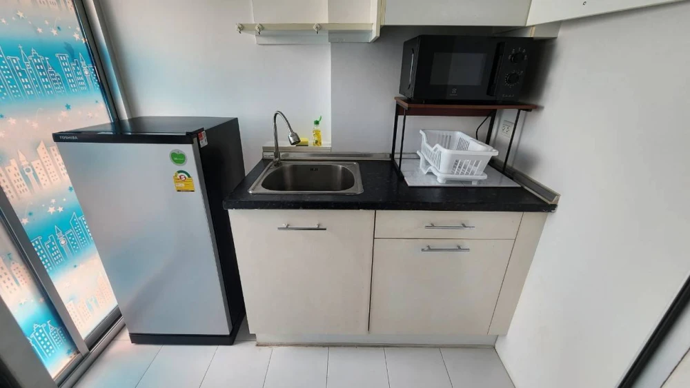 Condo for rent at The Seasons Srinakarin, next to a shopping mall! Super convenient! Just tap your card and you're right at Lotus. Spacious room, cool