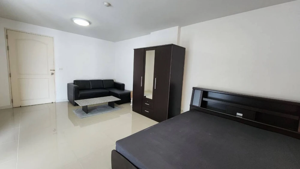 Condo for rent at The Seasons Srinakarin, next to a shopping mall! Super convenient! Just tap your card and you're right at Lotus. Spacious room, cool