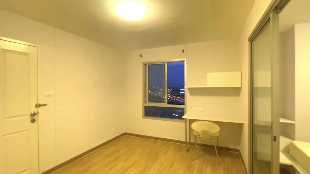 For rent: The Trust Residence Ratchada-Rama 3 *21st floor, Building B, rear building, corner unit*. Very quiet, perfect for relaxation.