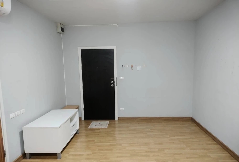 For rent: The Tree Lat Phrao Wang Hin, 2nd floor, studio room with furniture, very affordable price, must book.