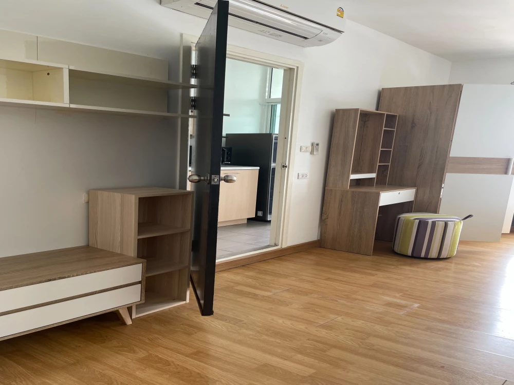 For rent: The Tree Lat Phrao Wang Hin, 8th floor, fully furnished room, ready to move in. Interested? Hurry and book now. Urgent!