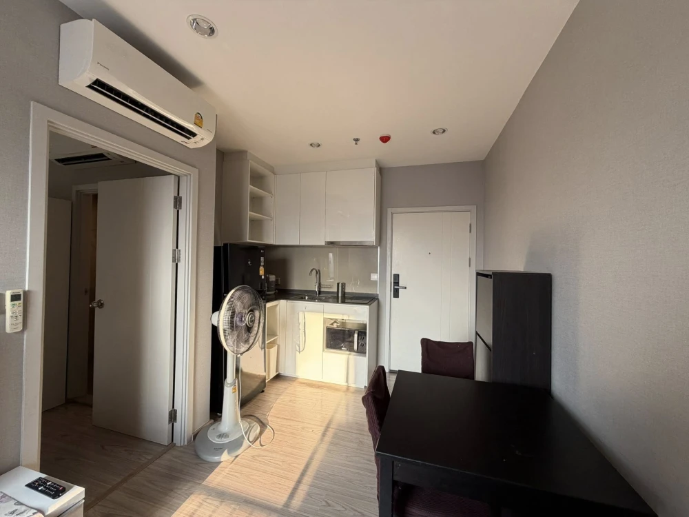 For rent: The Tree Hua Mak Interchange, high floor corner unit with great view, convenient transportation. The room matches the photos exactly. Book n