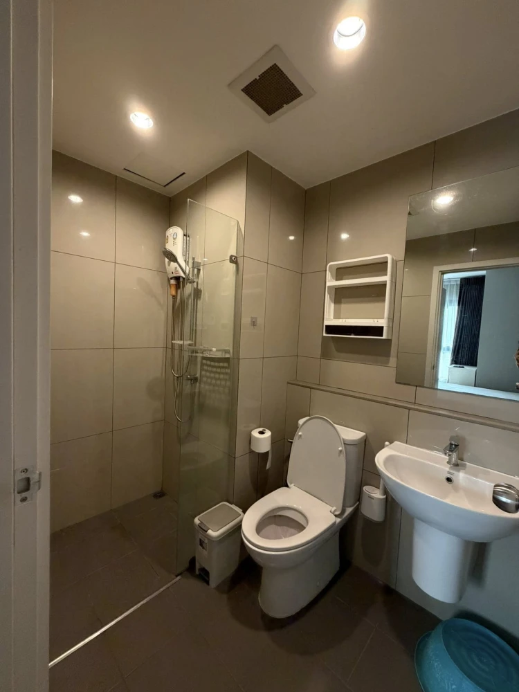 For rent: The Tree Hua Mak Interchange, high floor corner unit with great view, convenient transportation. The room matches the photos exactly. Book n