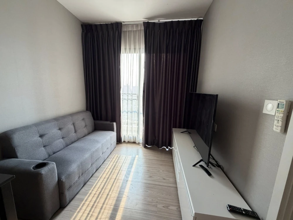 For rent: The Tree Hua Mak Interchange, high floor corner unit with great view, convenient transportation. The room matches the photos exactly. Book n