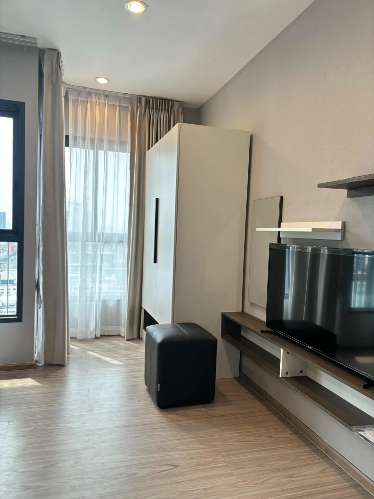 For rent: The Tree Huamark Interchange, studio room, 17th floor, great location, excellent facilities, must book now.