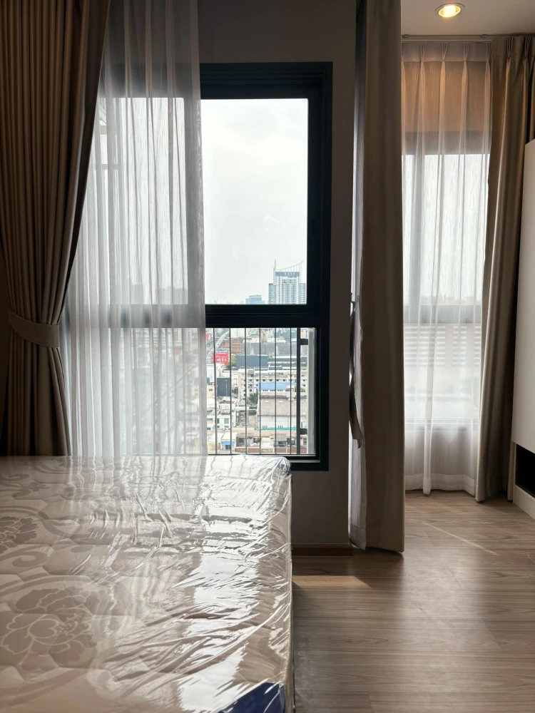 For rent: The Tree Huamark Interchange, studio room, 17th floor, great location, excellent facilities, must book now.