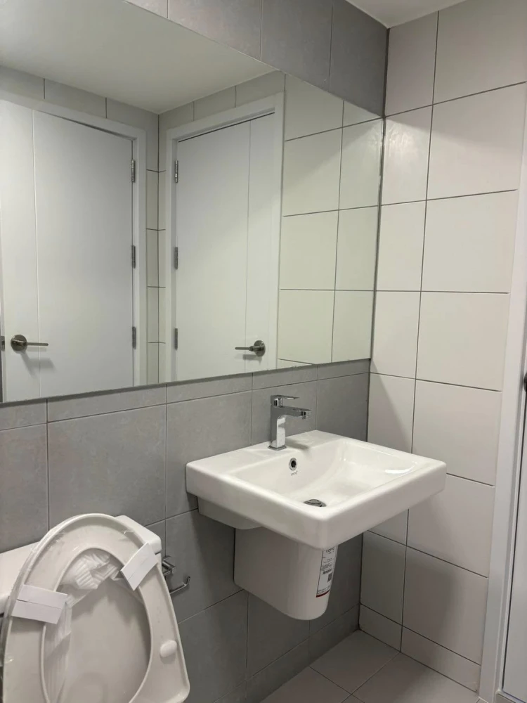 For rent: The Tree Huamark Interchange, studio room, 17th floor, great location, excellent facilities, must book now.