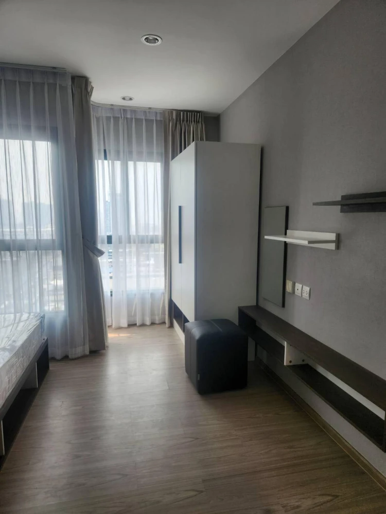For rent: The Tree Huamark Interchange, studio room, 17th floor, great location, excellent facilities, must book now.
