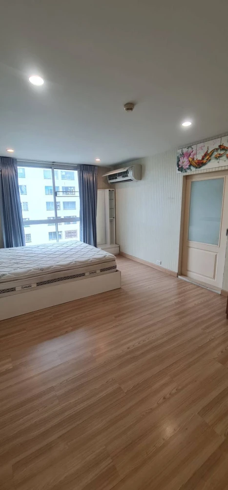 For rent: The Niche ID Lat Phrao 130, area 31 sq m, 4th floor, wallpaper throughout the room. You'll regret it if you miss it.