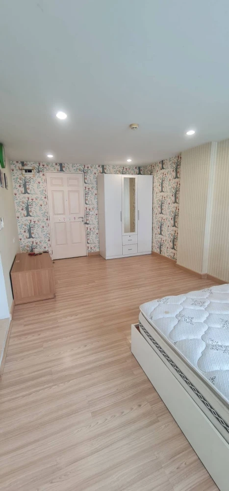 For rent: The Niche ID Lat Phrao 130, area 31 sq m, 4th floor, wallpaper throughout the room. You'll regret it if you miss it.