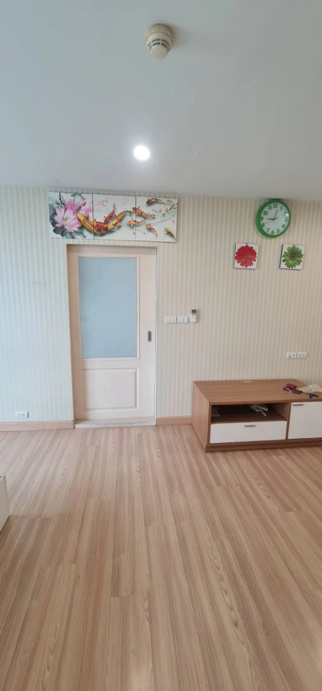 For rent: The Niche ID Lat Phrao 130, area 31 sq m, 4th floor, wallpaper throughout the room. You'll regret it if you miss it.