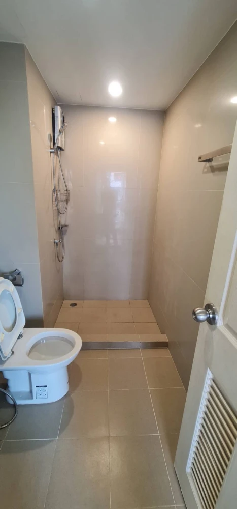 For rent: The Niche ID Lat Phrao 130, area 31 sq m, 4th floor, wallpaper throughout the room. You'll regret it if you miss it.