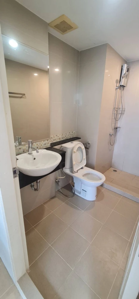 For rent: The Niche ID Lat Phrao 130, area 31 sq m, 4th floor, wallpaper throughout the room. You'll regret it if you miss it.