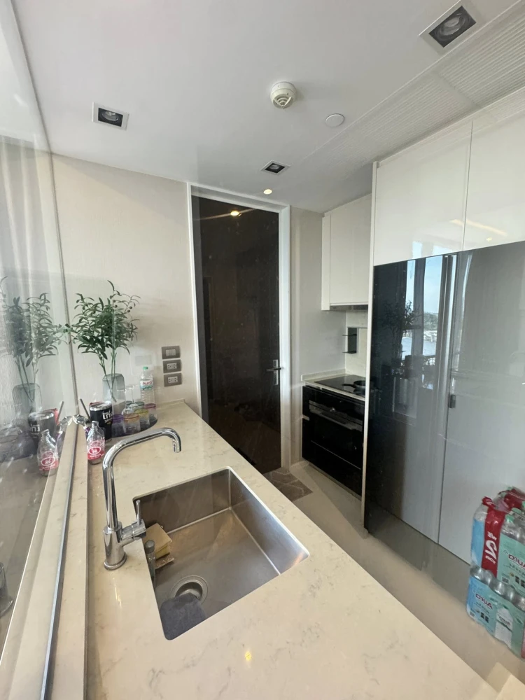 For rent: The Bangkok Sathorn-Taksin, 2 bedrooms, 2 bathrooms, private elevator, spacious rooms with garden views. Book now!