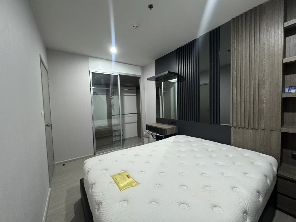 For rent: The Parkland Phetkasem 56. Ready-to-move-in unit on a high floor. Fully furnished with complete amenities. Spacious and comfortable. Book no