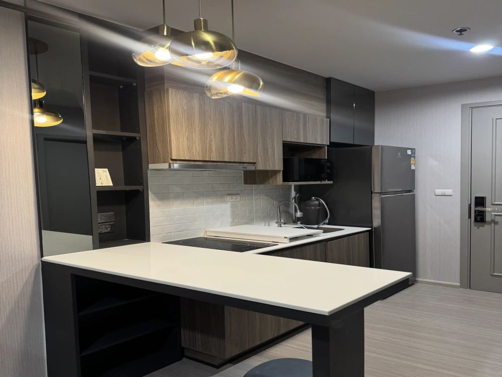 For rent: The Parkland Phetkasem 56. Ready-to-move-in unit on a high floor. Fully furnished with complete amenities. Spacious and comfortable. Book no