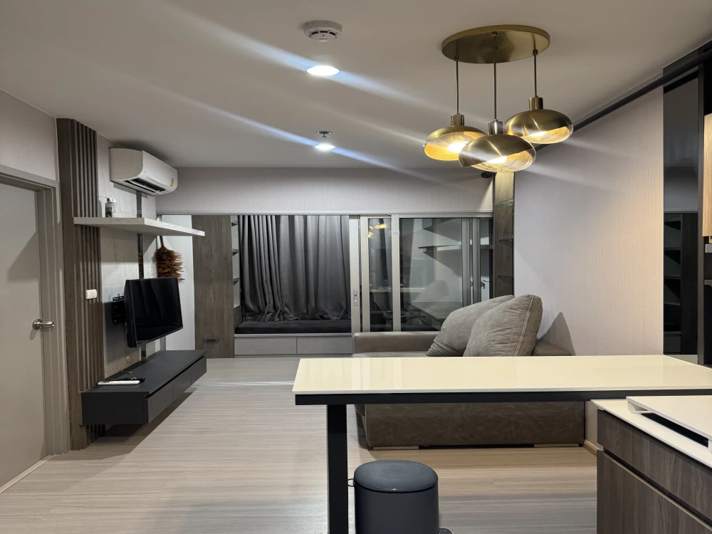 For rent: The Parkland Phetkasem 56. Ready-to-move-in unit on a high floor. Fully furnished with complete amenities. Spacious and comfortable. Book no