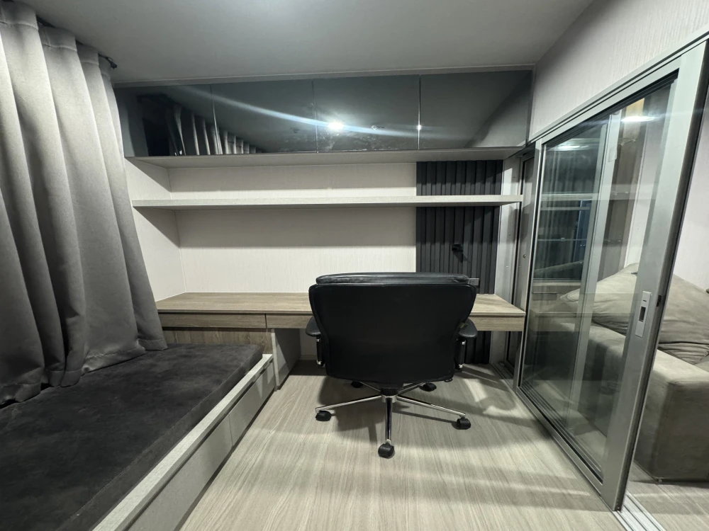 For rent: The Parkland Phetkasem 56. Ready-to-move-in unit on a high floor. Fully furnished with complete amenities. Spacious and comfortable. Book no