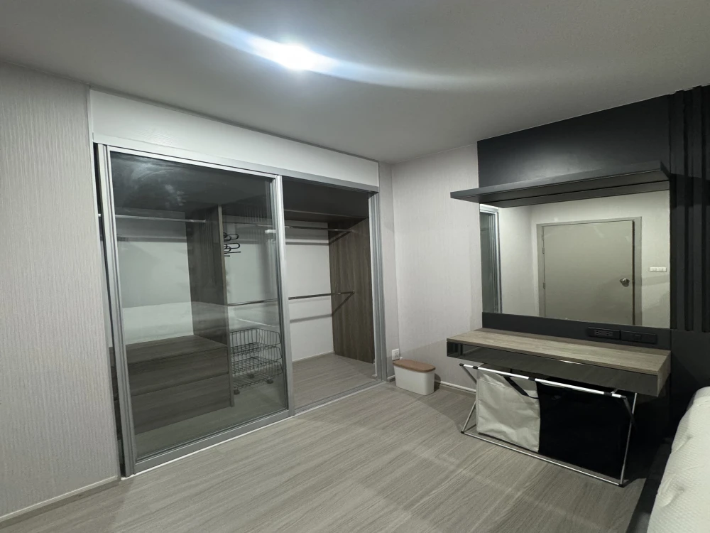 For rent: The Parkland Phetkasem 56. Ready-to-move-in unit on a high floor. Fully furnished with complete amenities. Spacious and comfortable. Book no
