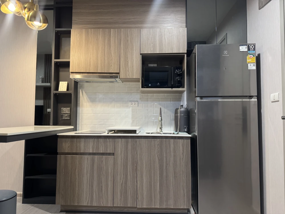 For rent: The Parkland Phetkasem 56. Ready-to-move-in unit on a high floor. Fully furnished with complete amenities. Spacious and comfortable. Book no