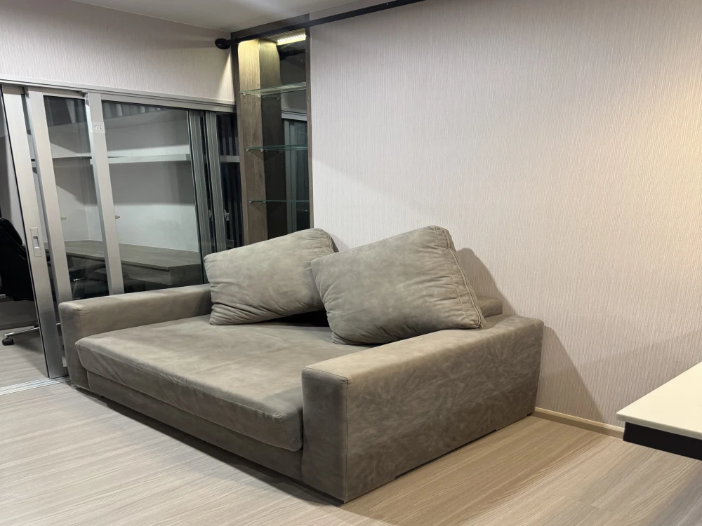 For rent: The Parkland Phetkasem 56. Ready-to-move-in unit on a high floor. Fully furnished with complete amenities. Spacious and comfortable. Book no