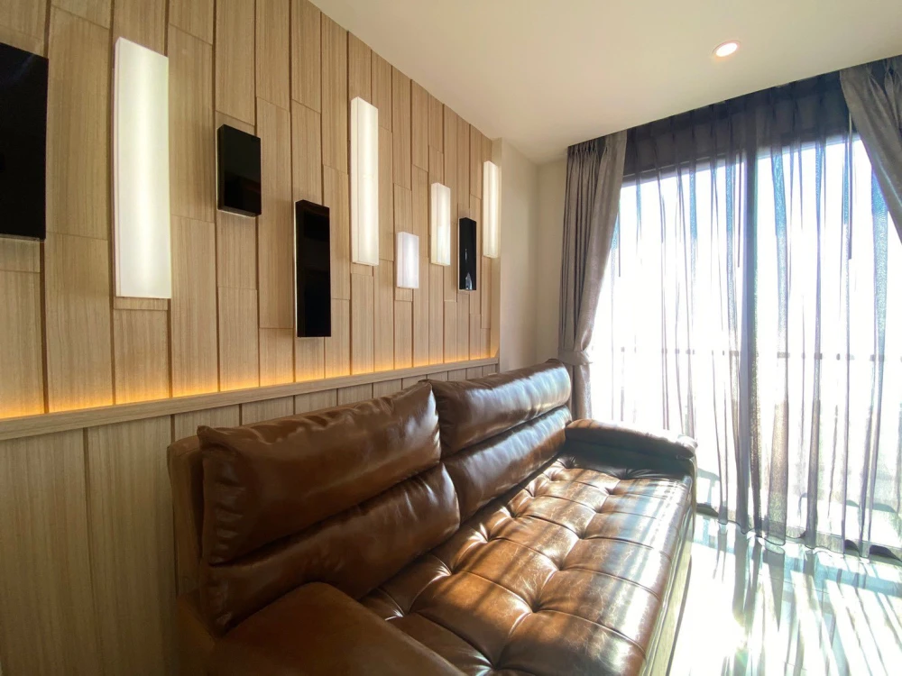 For rent: The Riviera Jomtien Pattaya, very high floor room, sea view, built-in furniture (Japan modern style), must book.