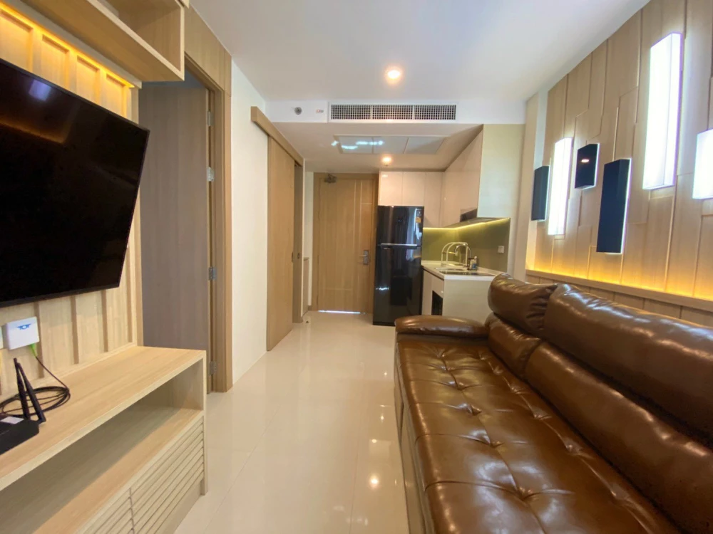 For rent: The Riviera Jomtien Pattaya, very high floor room, sea view, built-in furniture (Japan modern style), must book.