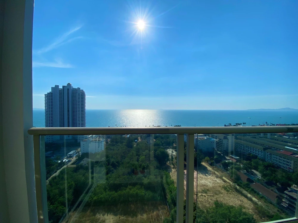 For rent: The Riviera Jomtien Pattaya, very high floor room, sea view, built-in furniture (Japan modern style), must book.