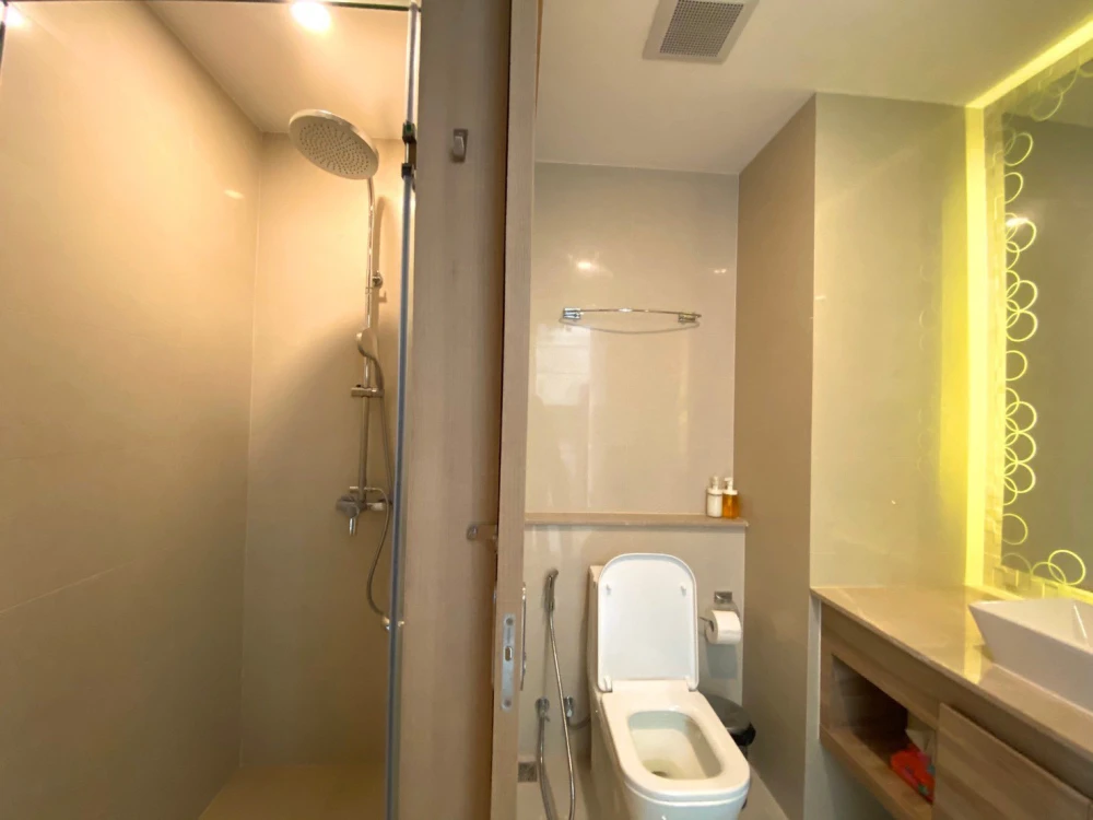For rent: The Riviera Jomtien Pattaya, very high floor room, sea view, built-in furniture (Japan modern style), must book.