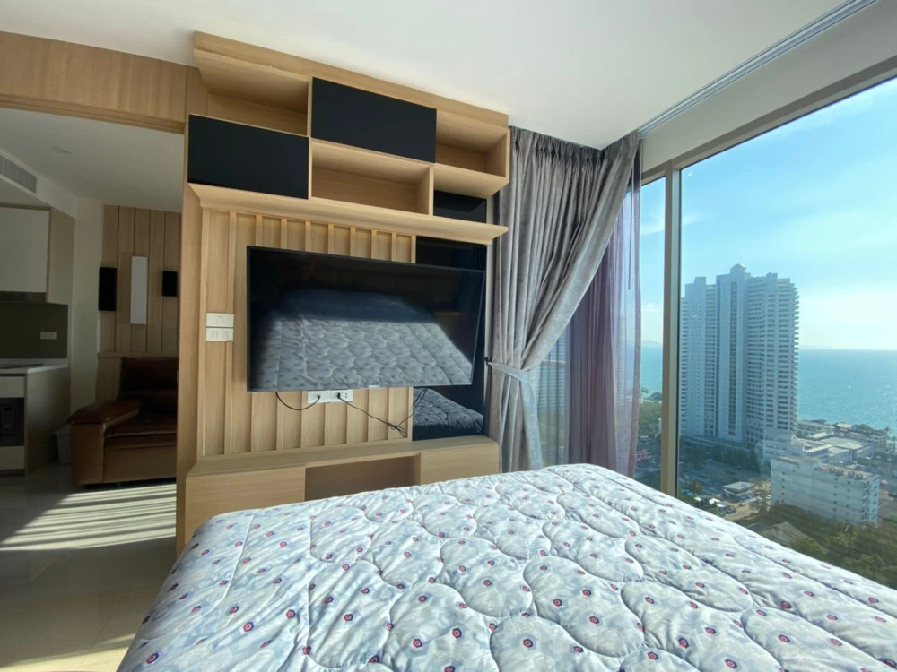 For rent: The Riviera Jomtien Pattaya, very high floor room, sea view, built-in furniture (Japan modern style), must book.