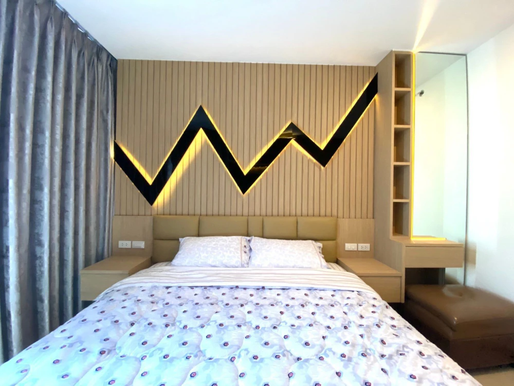For rent: The Riviera Jomtien Pattaya, very high floor room, sea view, built-in furniture (Japan modern style), must book.